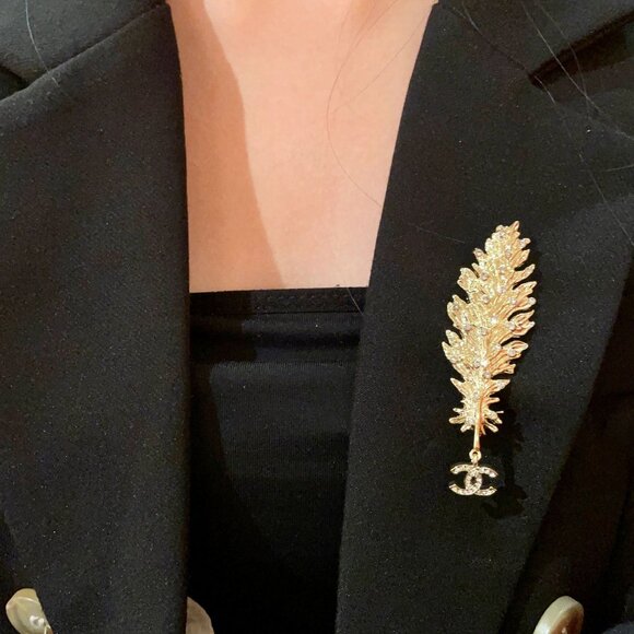 Chanel brooch - Picture 1 of 5